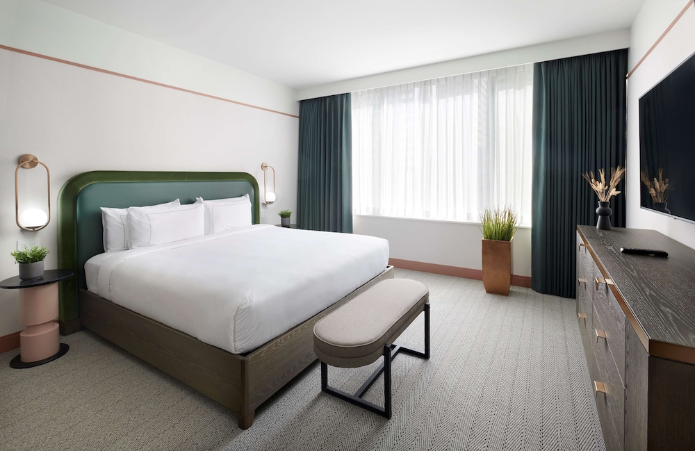 Suite, King Bed, Sofa