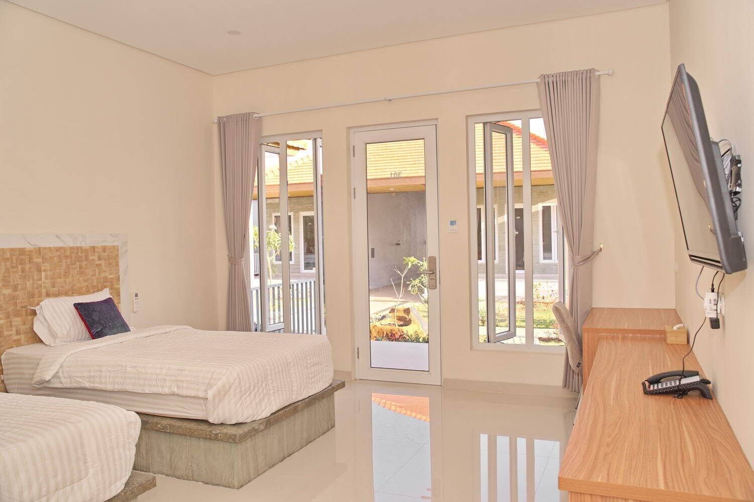 DELUXE, DOUBLE OR TWIN BED, GARDEN VIEW
