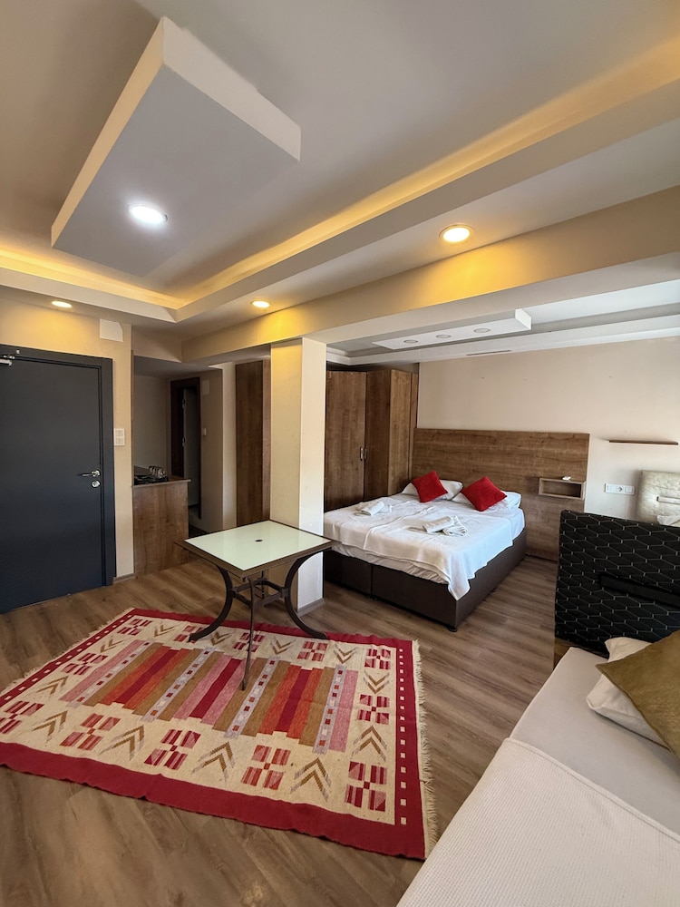 LUXURY, QUADRUPLE, MULTIPLE BEDS, CITY VIEW
