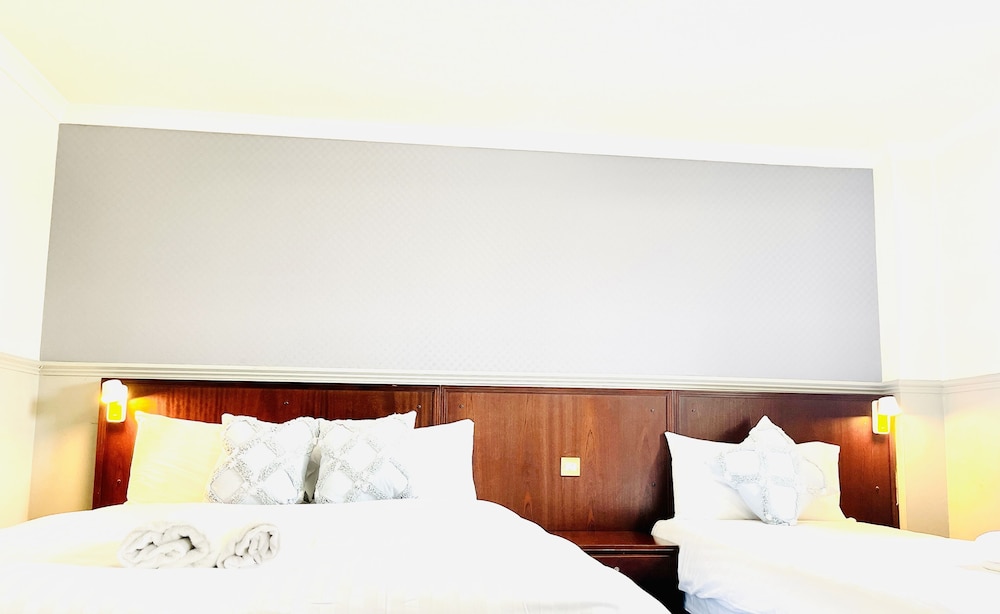 Lovat Hotel 16/42
