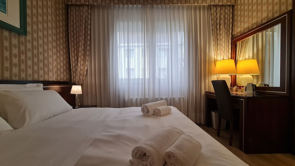 غرفة قياسية بسرير مزدوج، Venice Michelangelo Hotel 4/10