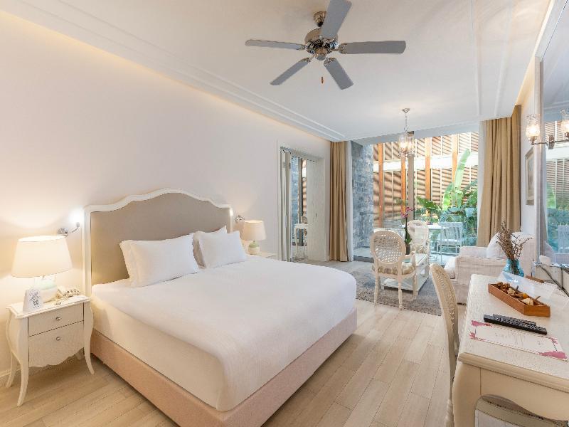 Exclusive, Suite, Land View, Living Area