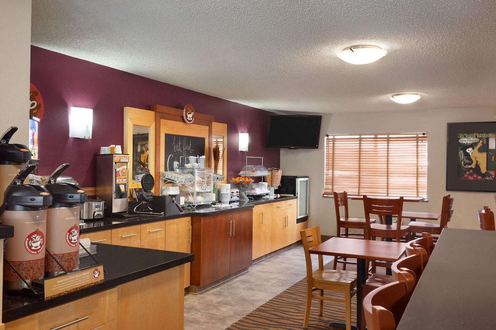 Sleep Inn & Suites Salina I-135 24/26