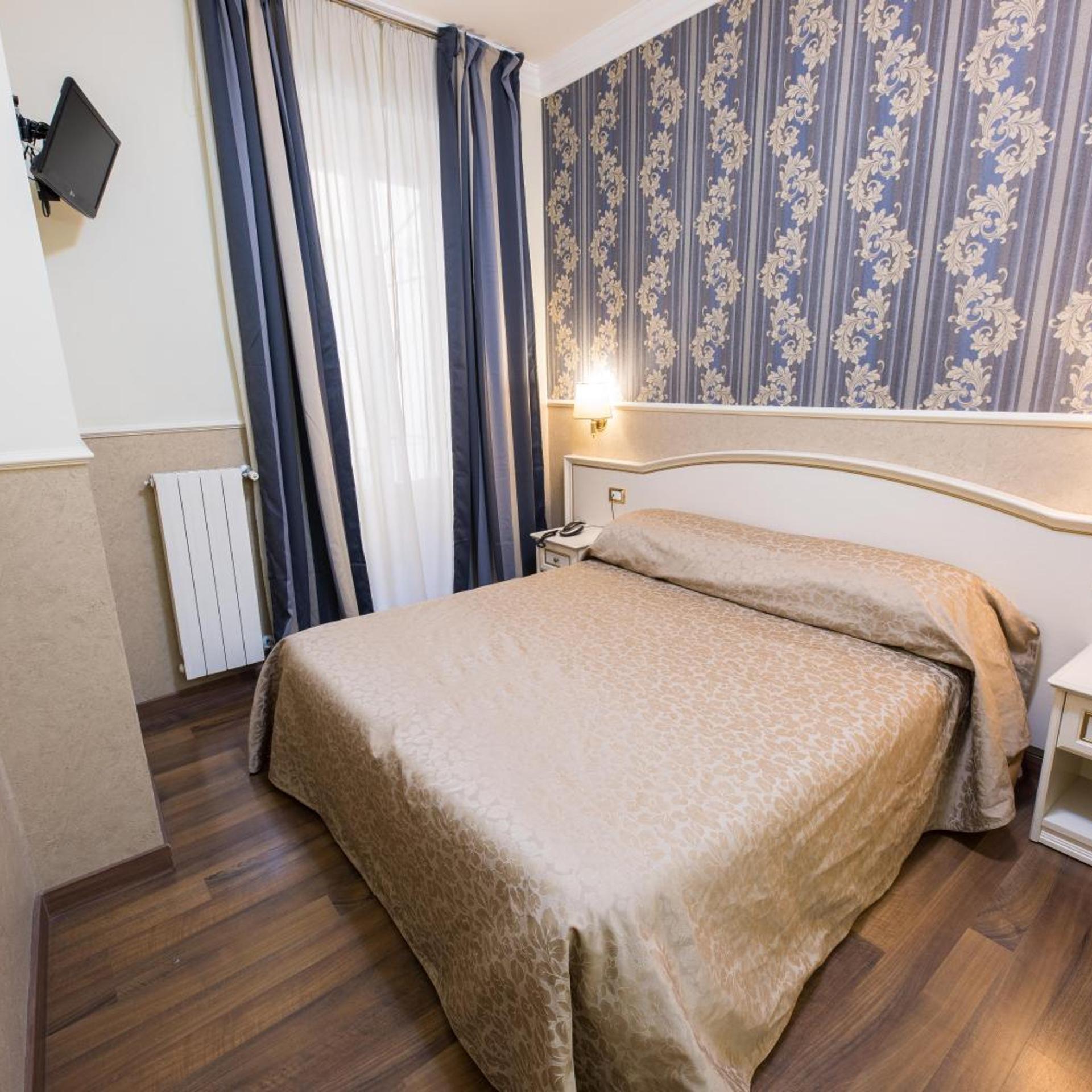 Room, Double or Twin Bed
