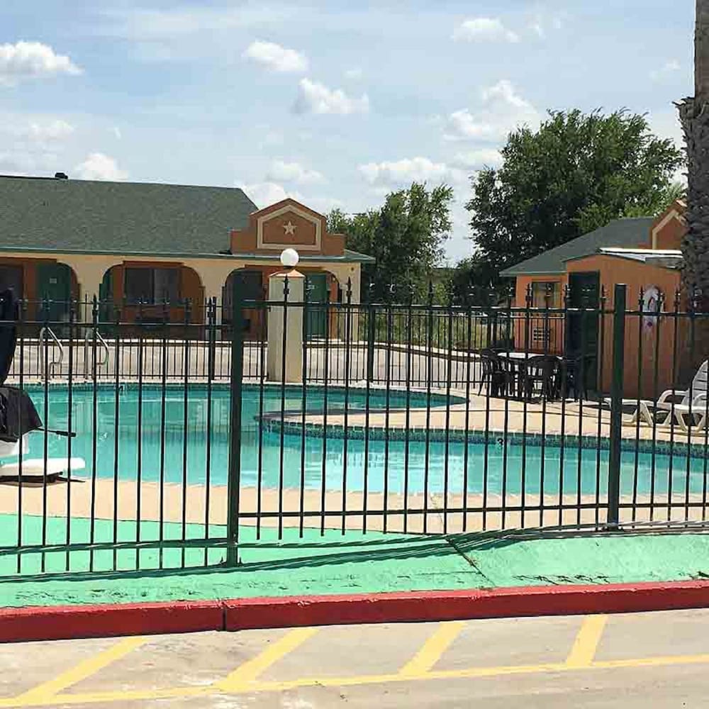 Executive Inn of Hondo 10/40