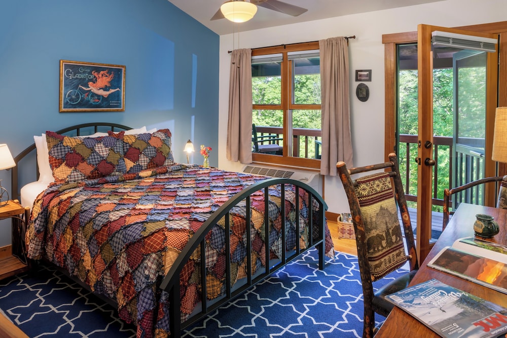 Water, Queen Bed, Private Bathroom