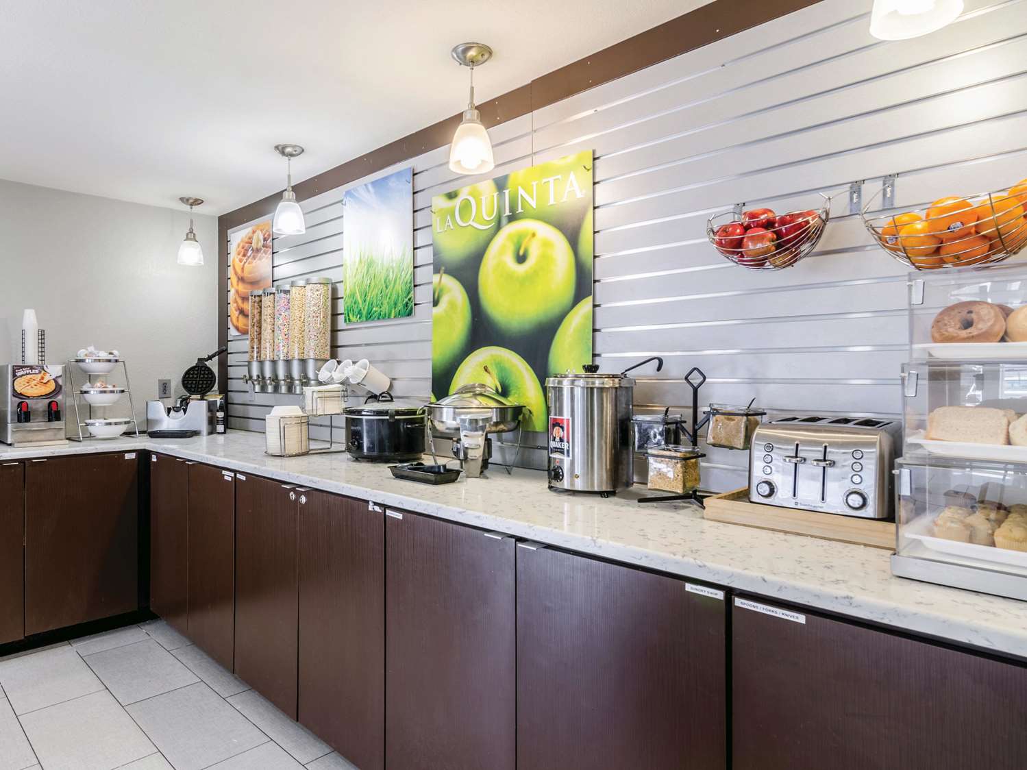La Quinta Inn and Suites by Wyndham Kansas City Airport 20/34