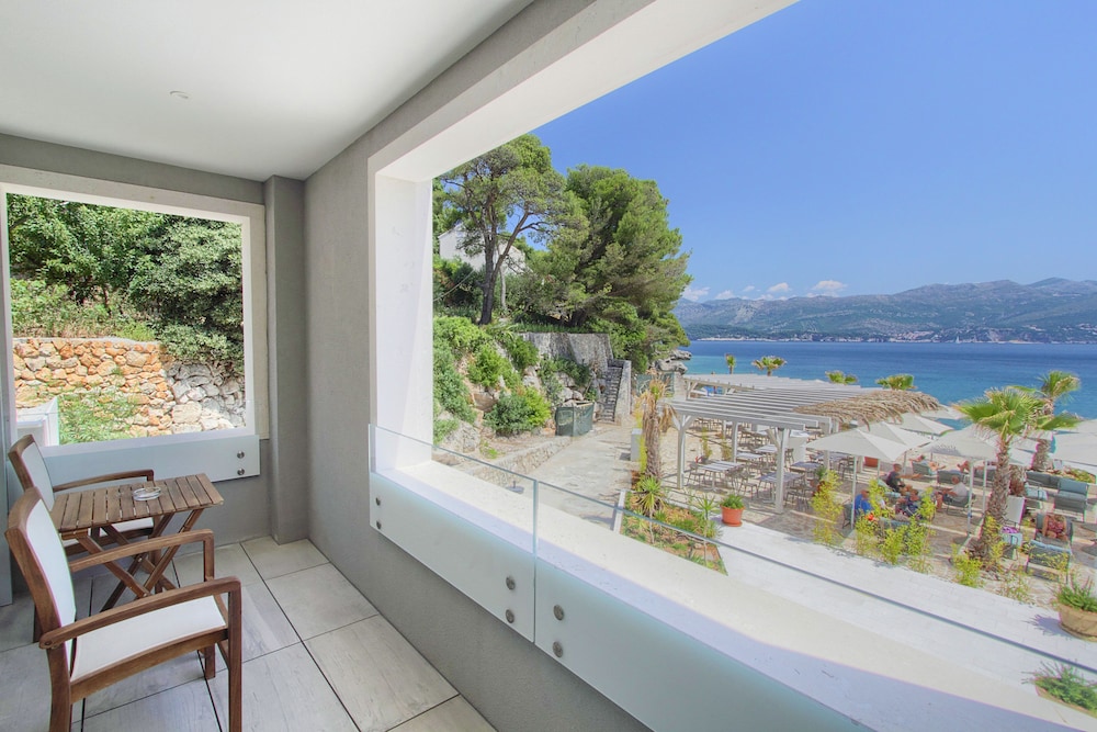 Kalamota Beach House 2/68