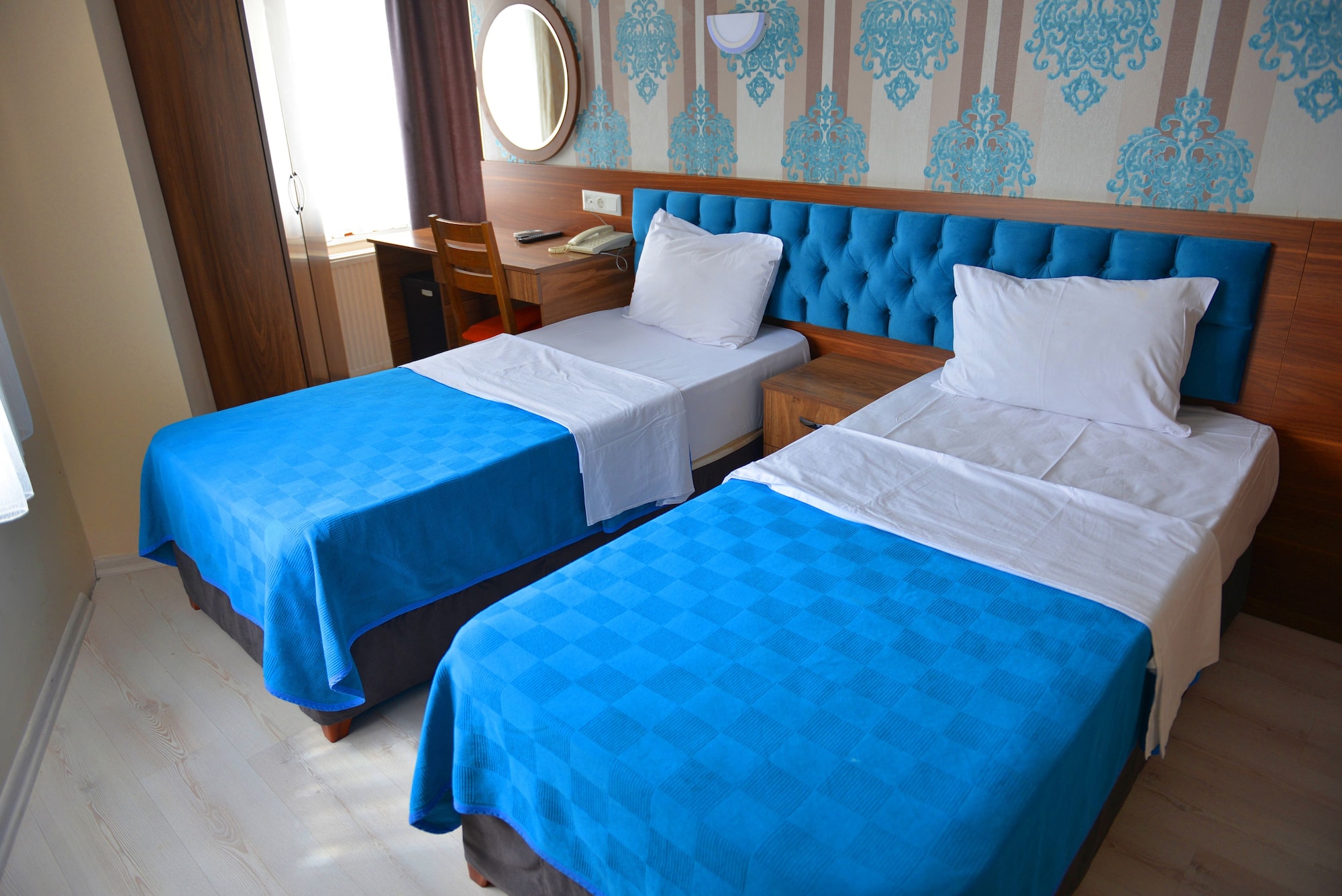 ROOM, DOUBLE OR TWIN BED