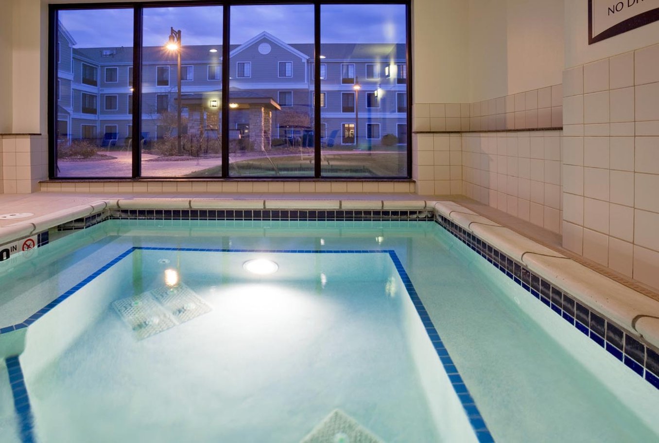 Staybridge Suites Milwaukee West-Oconomowoc 33/73