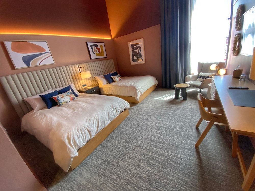 DELUXE, QUEEN BED