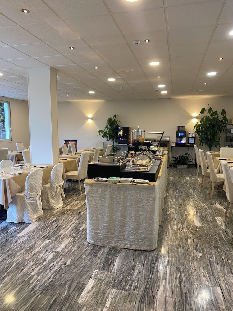 Hotel Monti 8/50