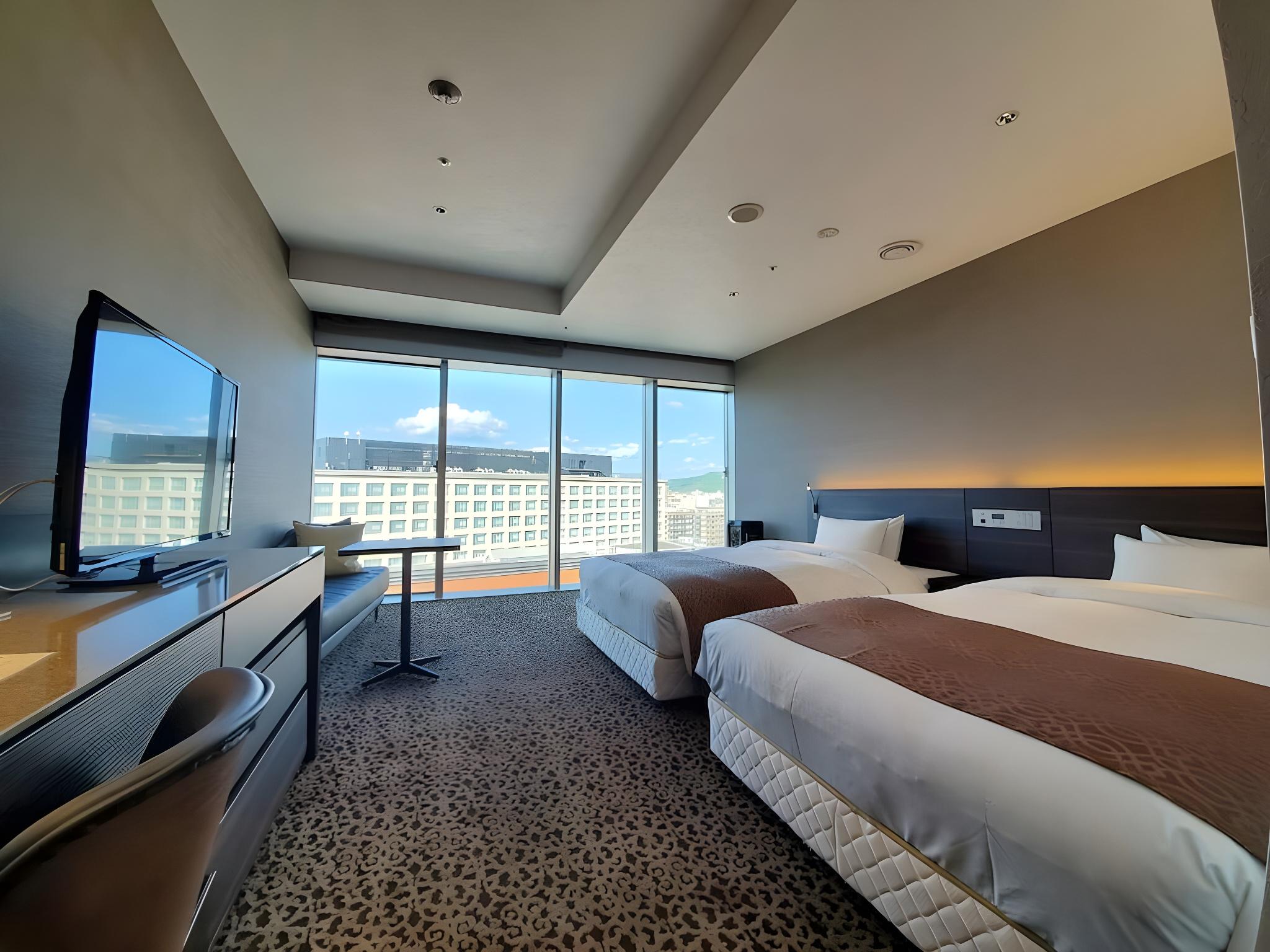 Superior, Twin Beds, 3 Double Beds, City View, Bathtub
