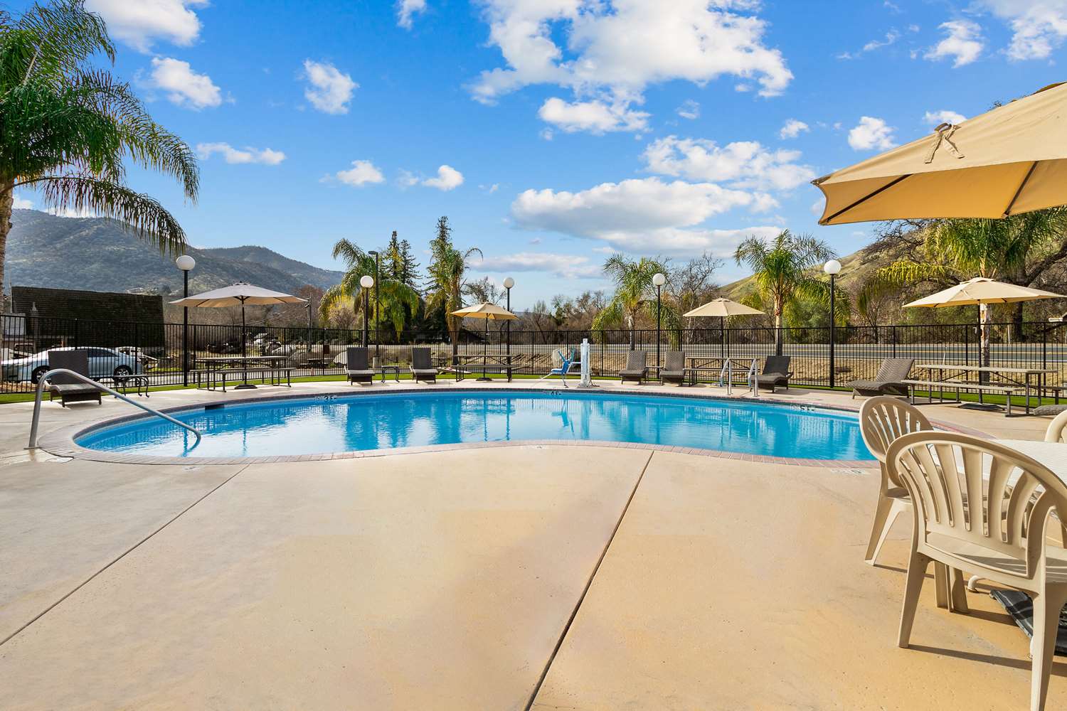 Comfort Inn & Suites Sequoia Kings Canyon 6/16