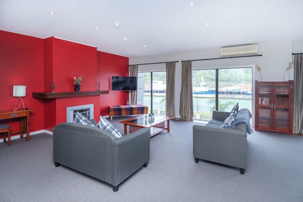 Portside Hotel 53/68
