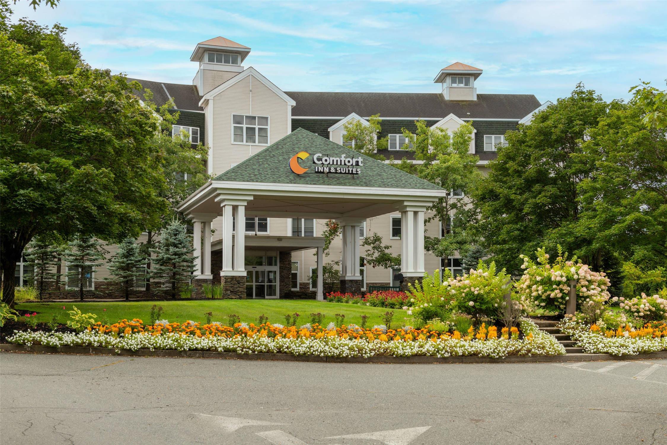 Comfort Inn and Suites Near Burke Mountain Saint Johnsbury, VT 2/32