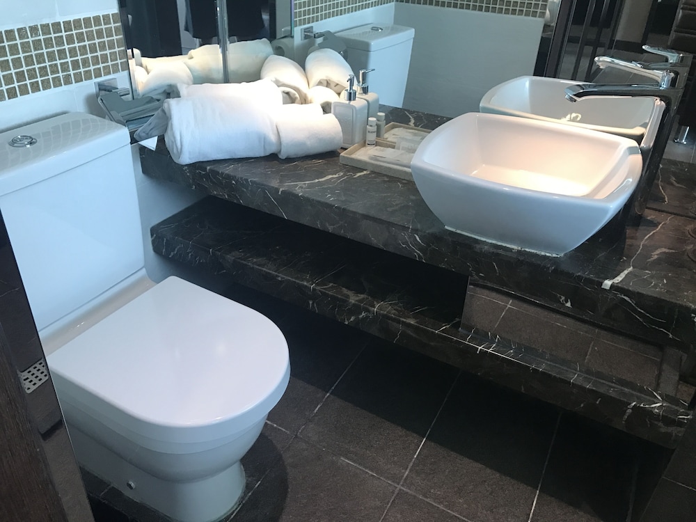 Crafa Harbour Hotel 29/30