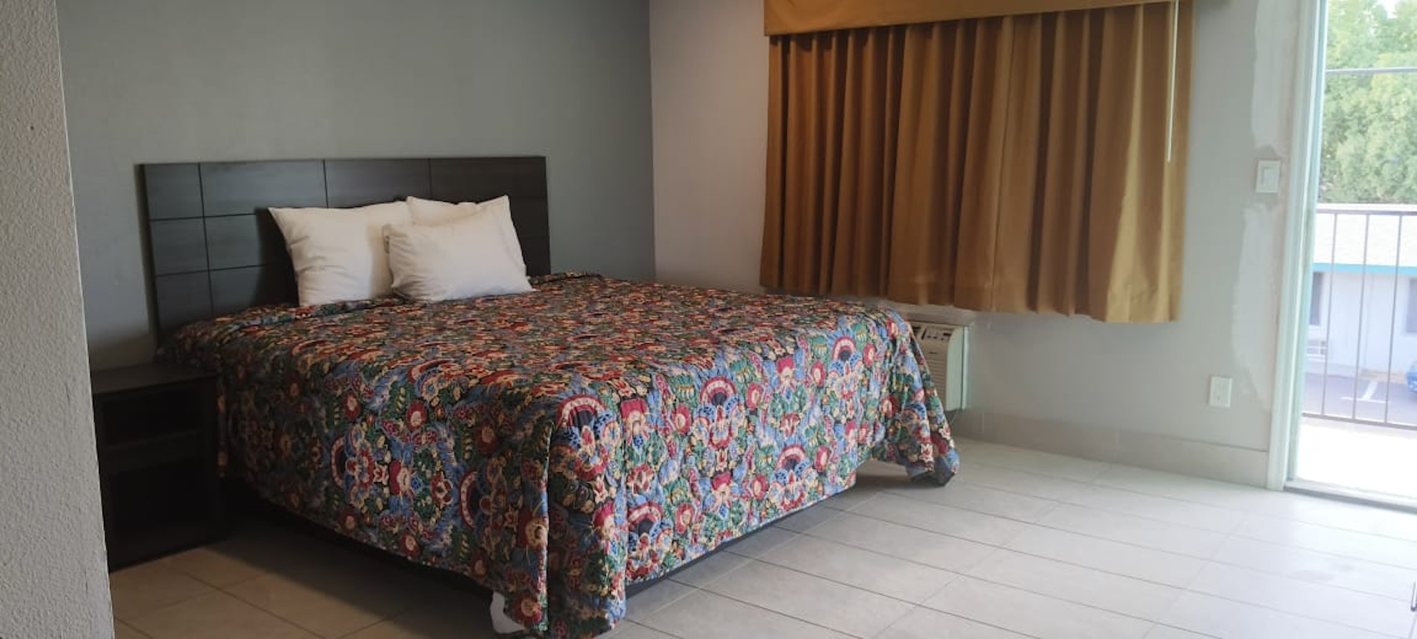 ROOM, KING BED, KITCHENETTE