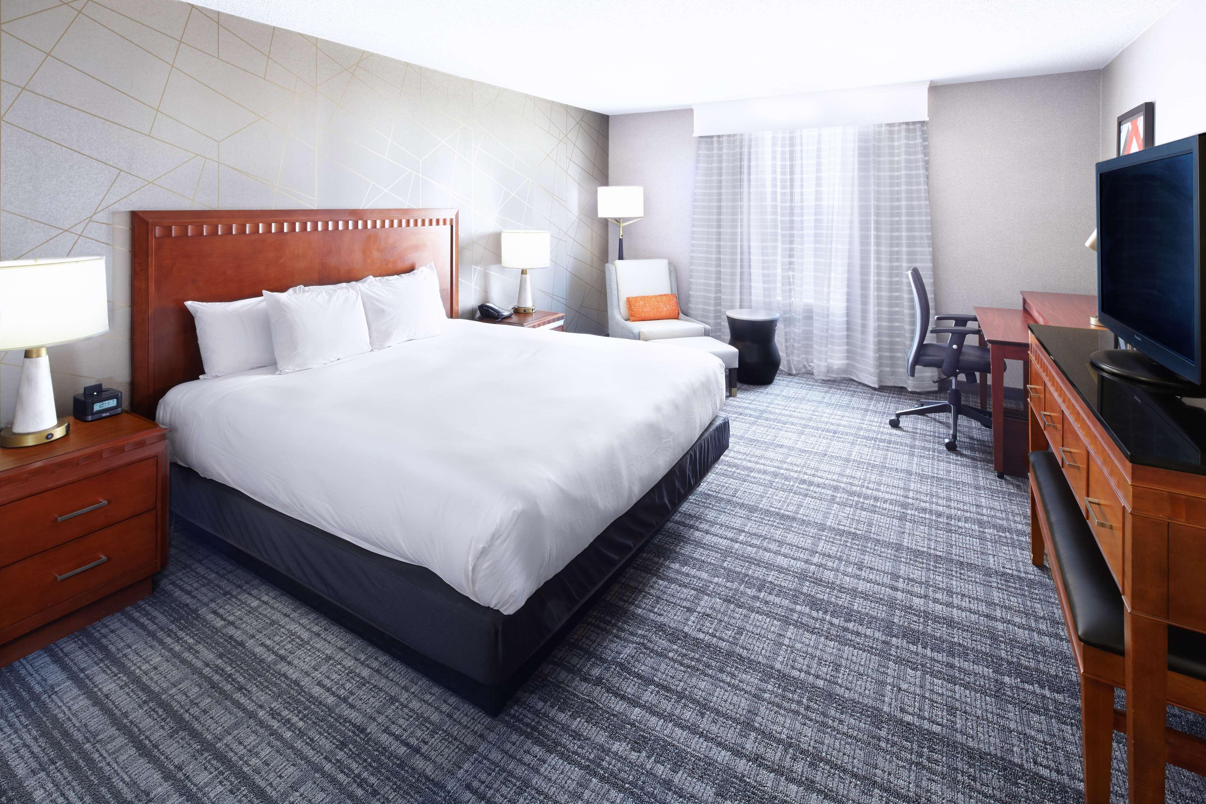 ROOM, KING BED