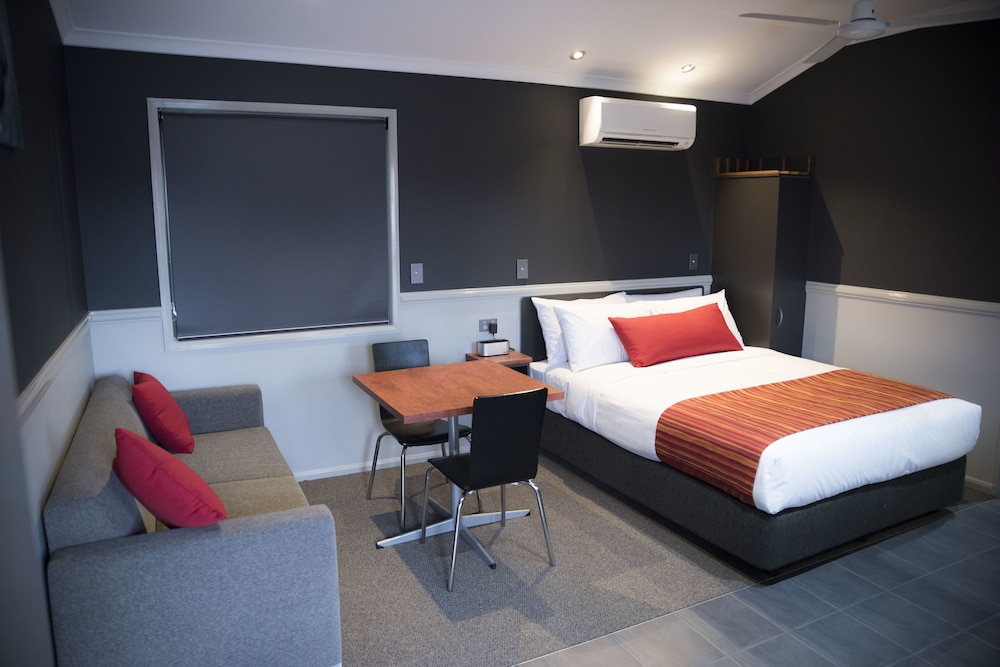 THE ROCKS MOTEL 16/55