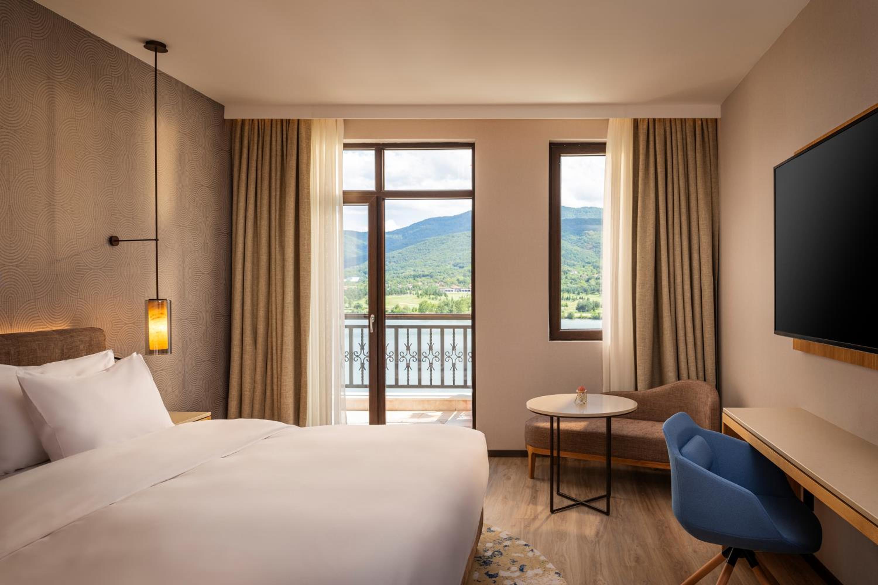 Suite, King Bed, Lake View, Sofa