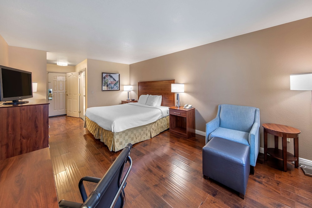 Best Western Plus John Jay Inn & Suites 32/37