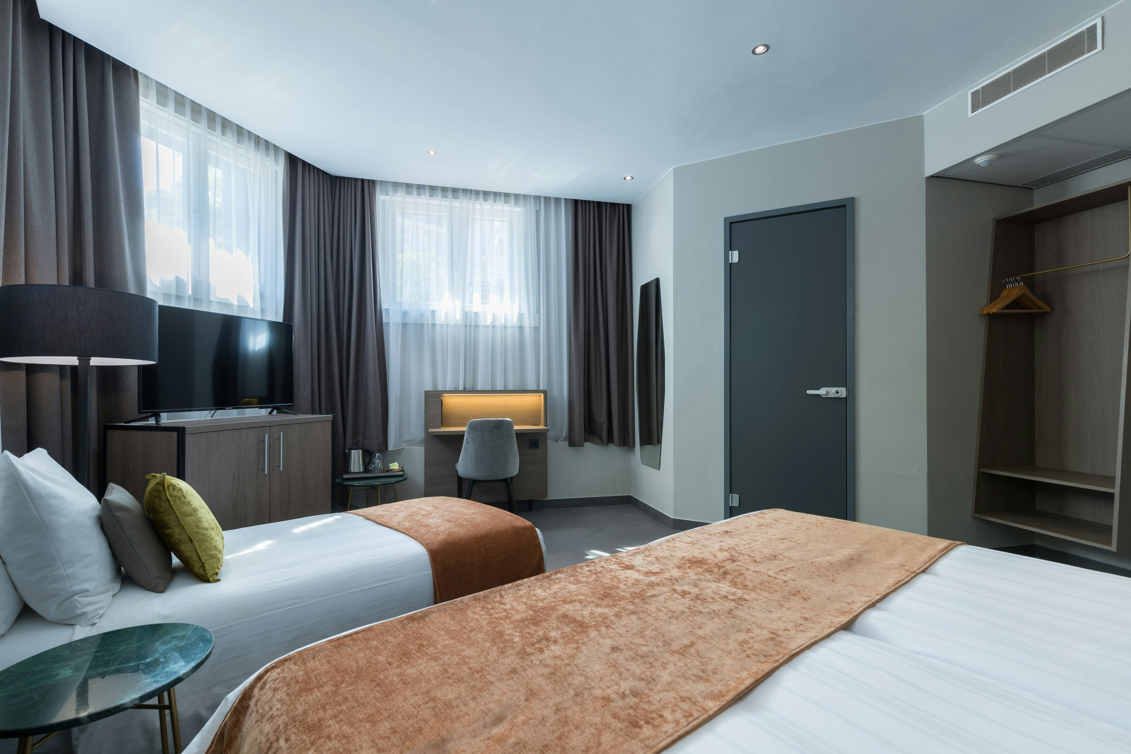 Comfort Room 1 Double Bed 1 Single Bed Limited View