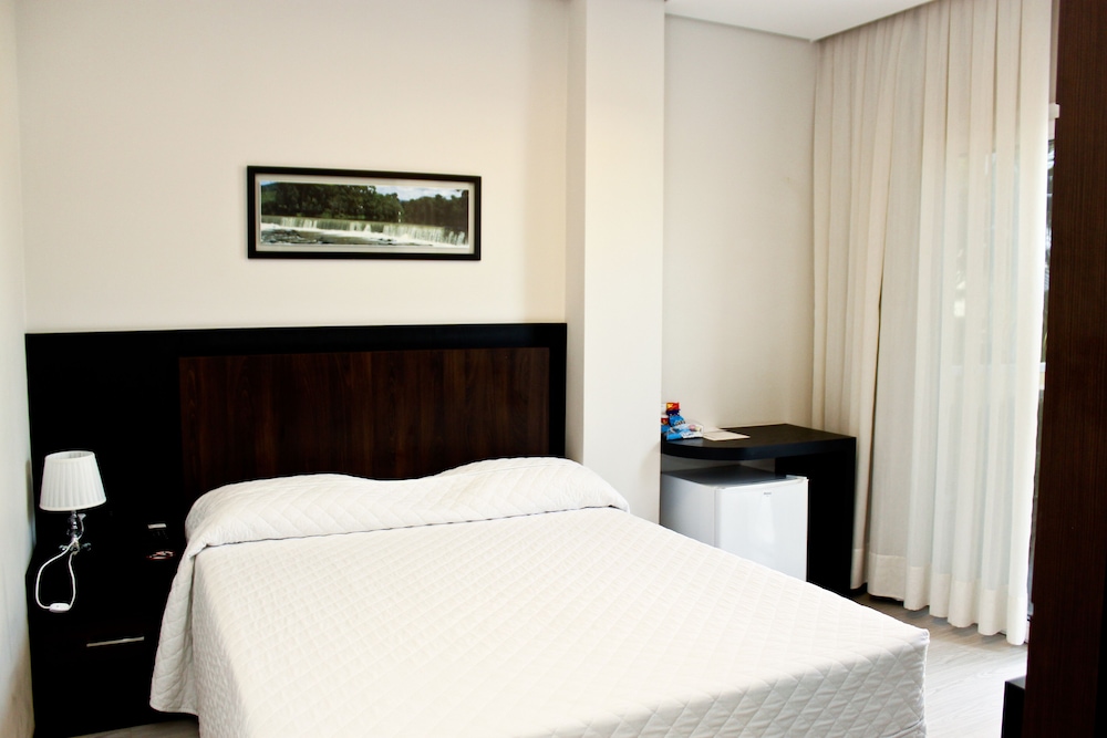 BLUE HILL HOTEL 13/70