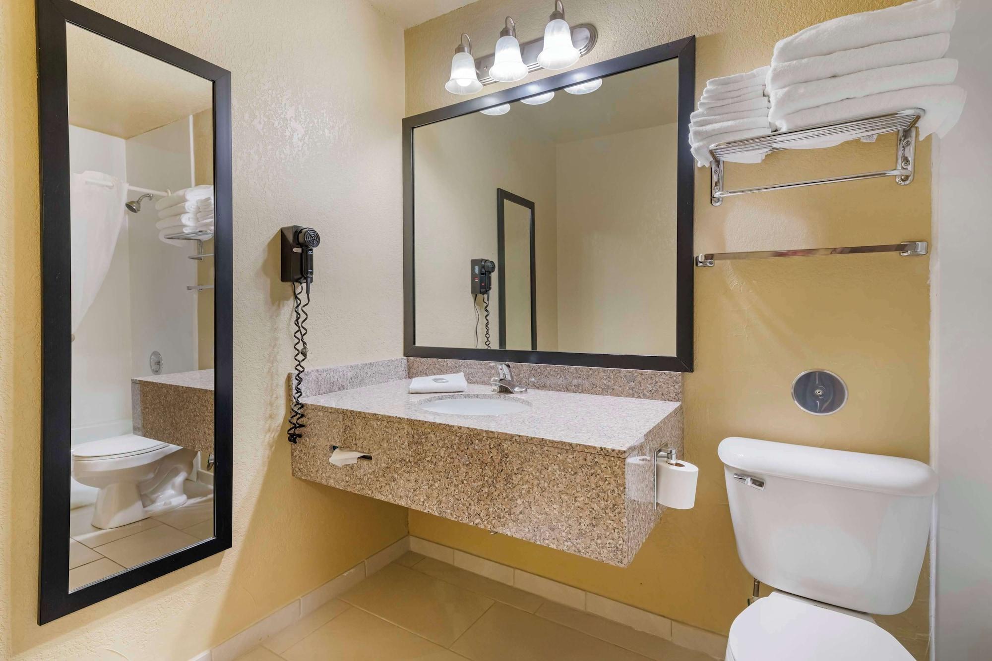Standard, Multiple Beds, Sofa, Accessible، Best Western Green Bay Inn Conference Center 3/3