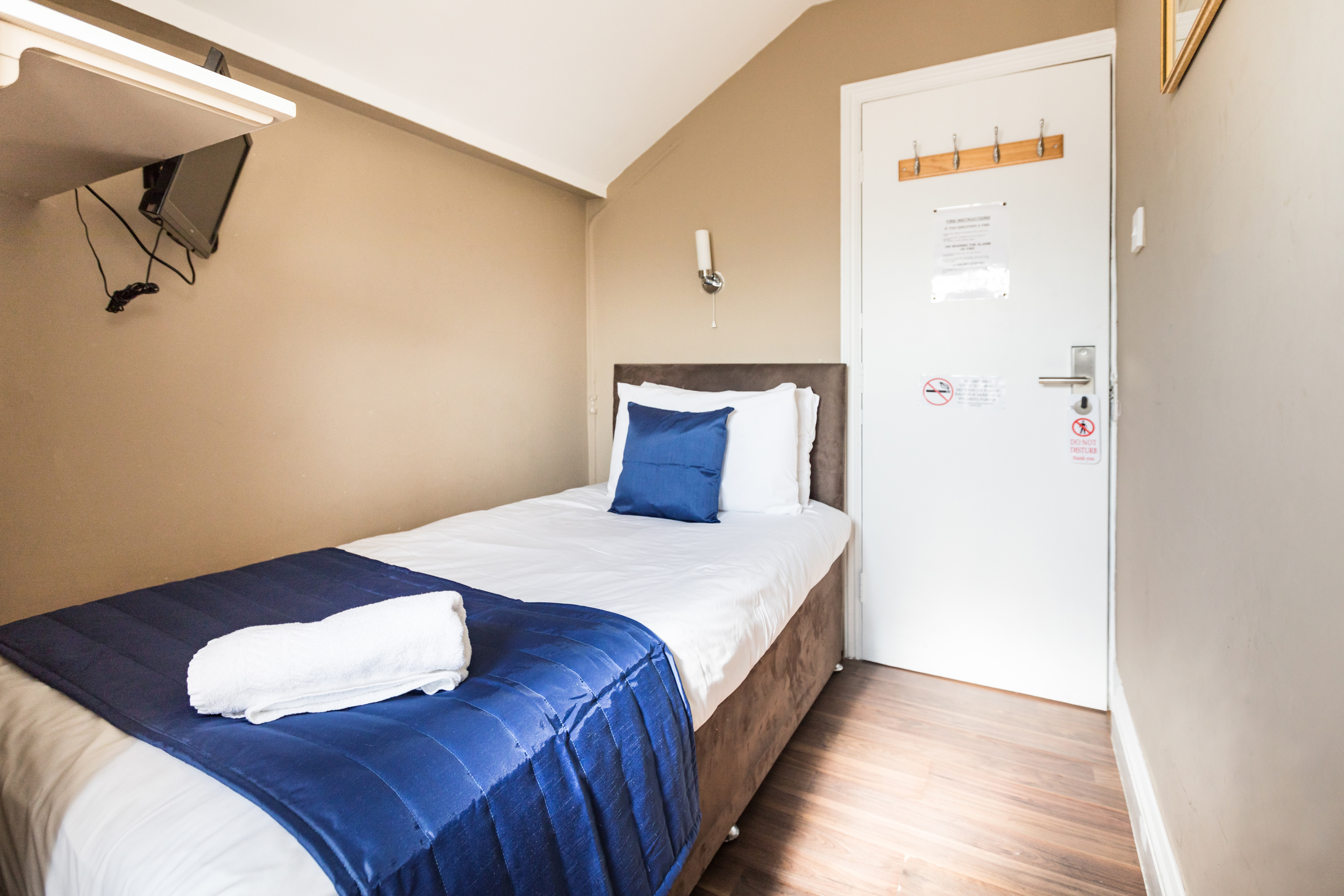 ROOM, SINGLE, SHARED BATHROOM