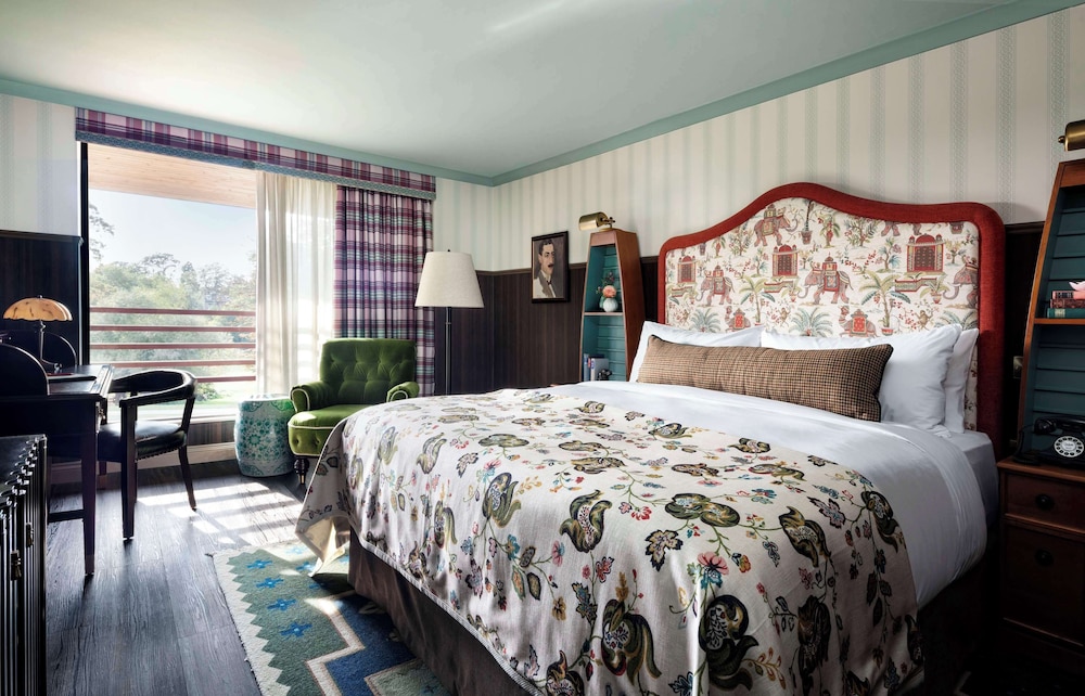 ROOM, KING BED, RIVER VIEW