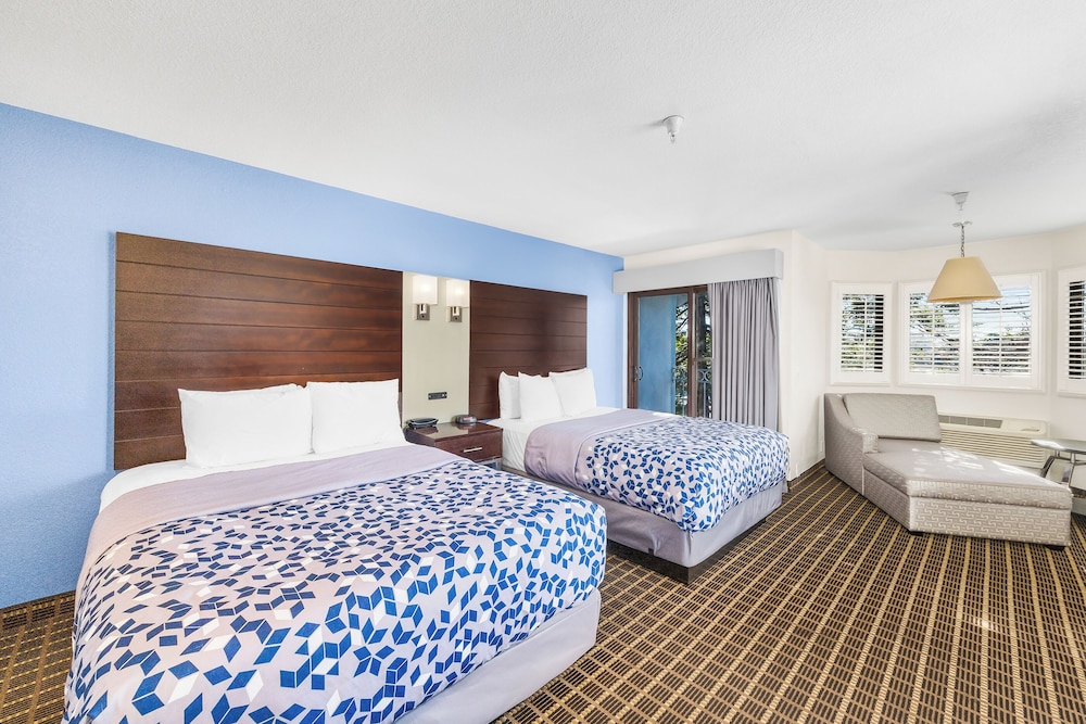 DELUXE, 2 QUEEN BEDS