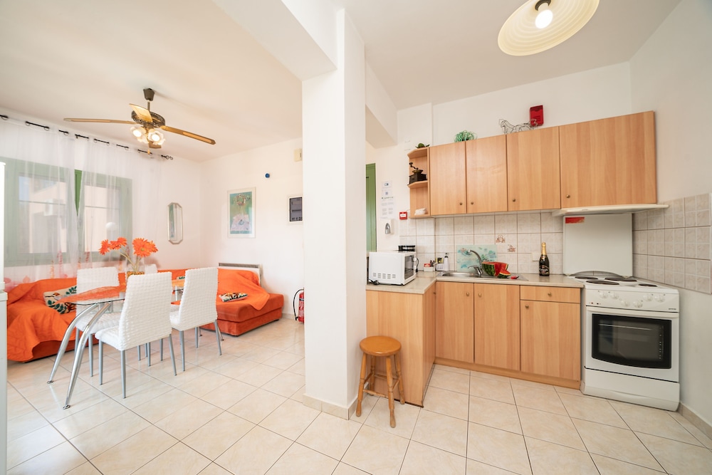 Monambeles Villas 50/76
