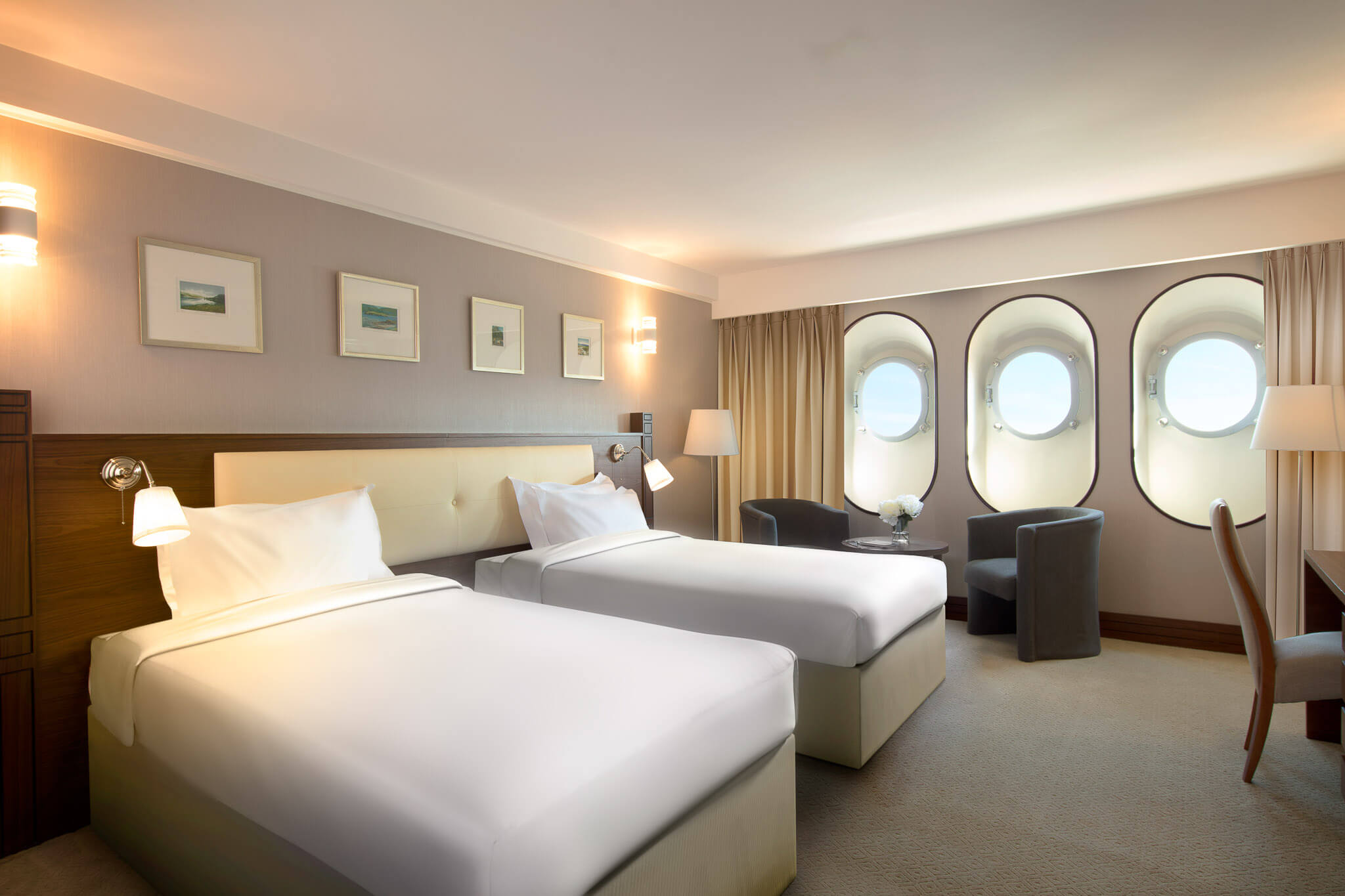 DELUXE ROOM.