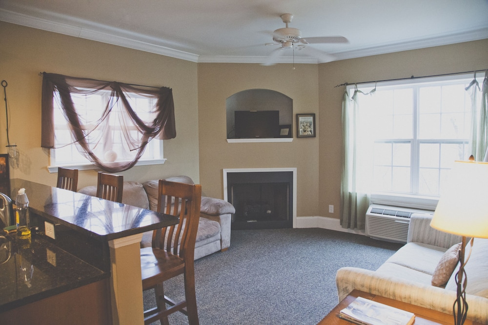 The Inn at Crestwood 41/65