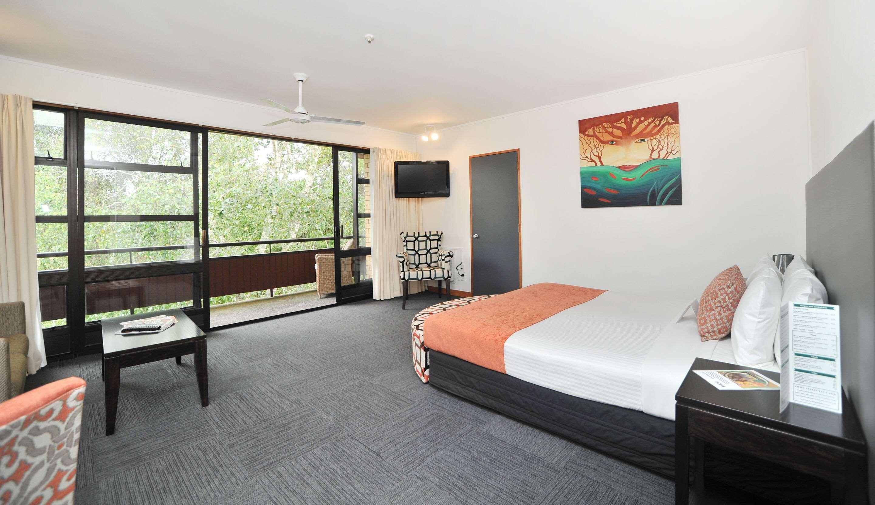 ROOM, QUEEN BED