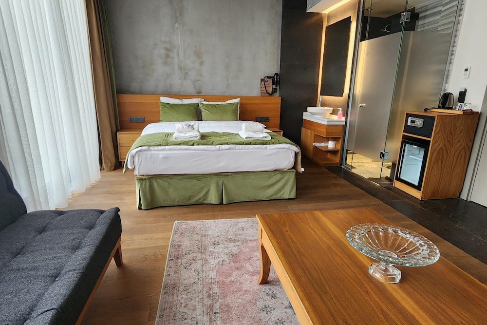 Suite, Murphy Bed