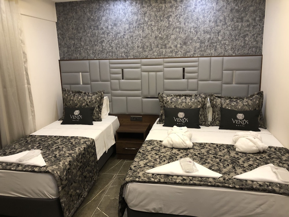 Venus Hotel 13/37