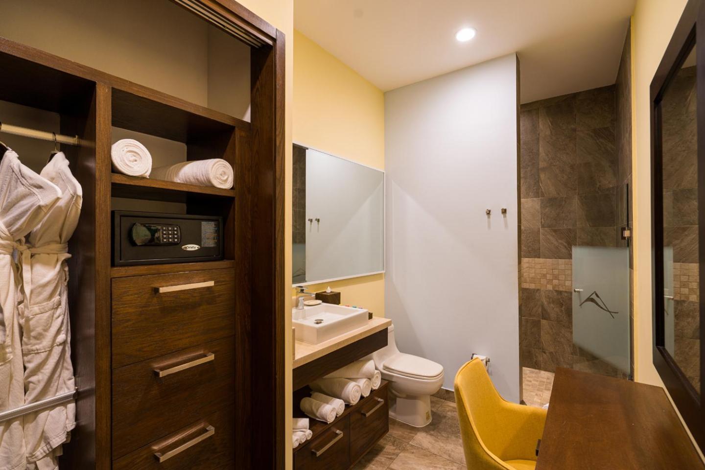 لوفت، Resorts By Pinnacle 220 3/5