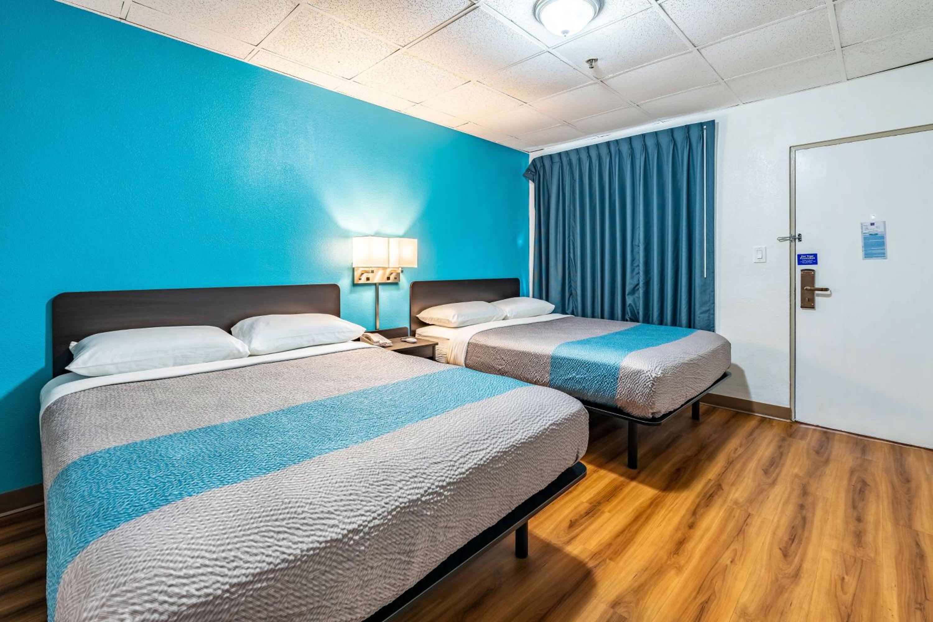 2 Full Beds - Non-Smoking