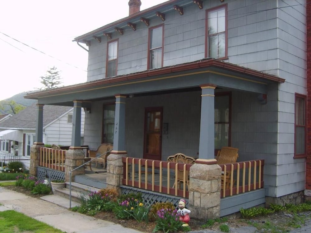The Queen, A Victorian Bed and Breakfast 7/74