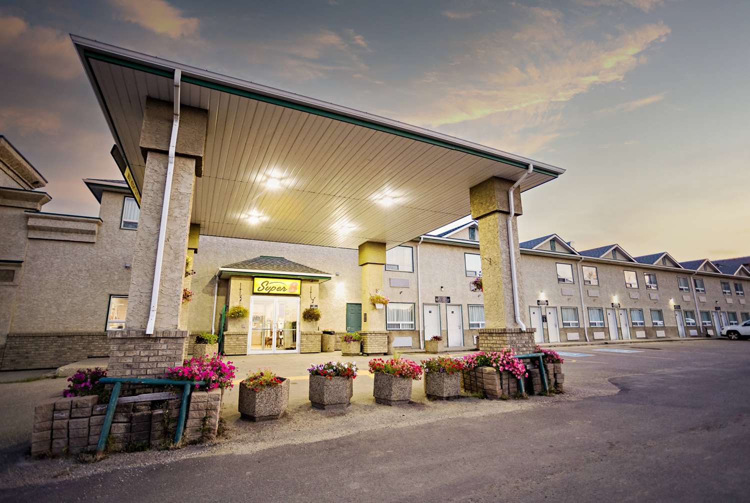 Super 8 By Wyndham Drayton Valley 6/26