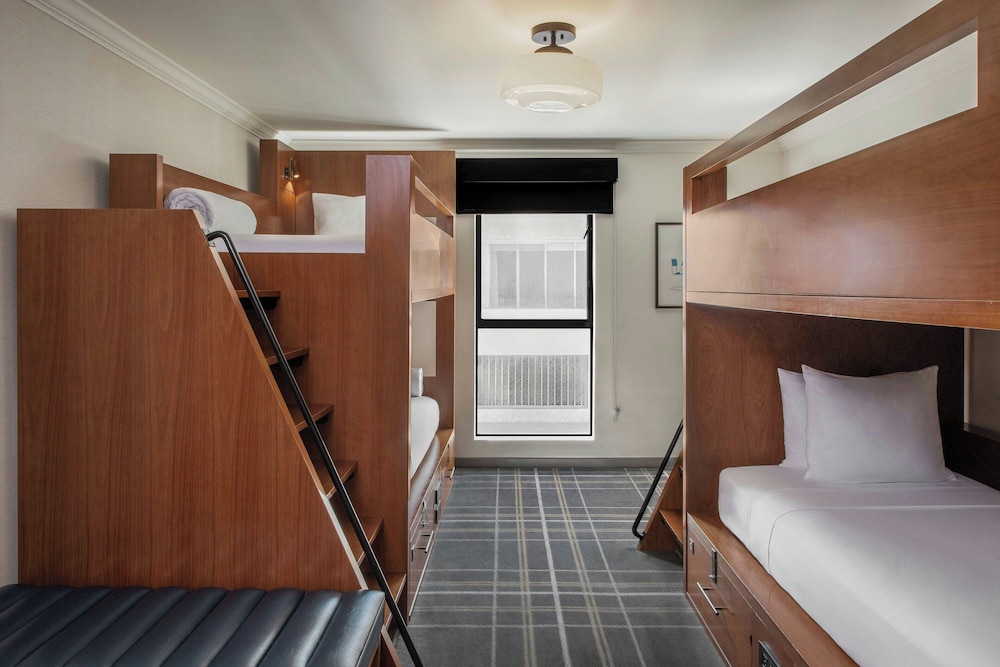 ROOM, 4 BEDS