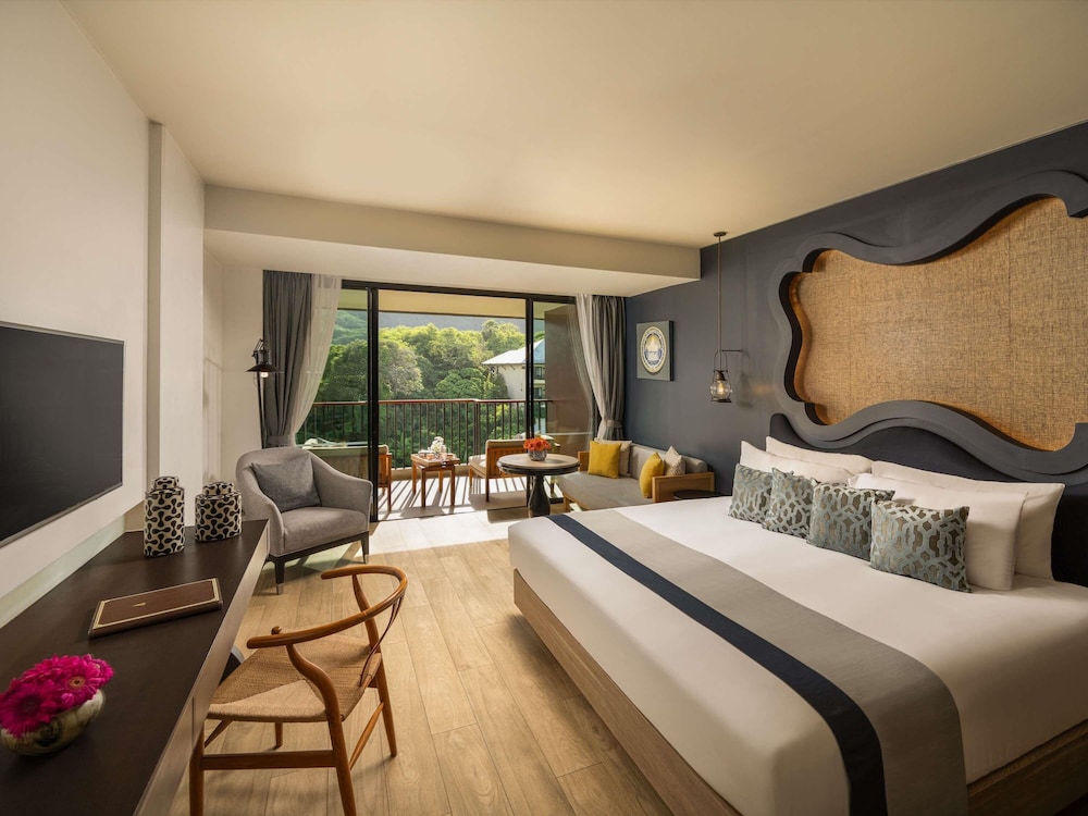 Deluxe, King Bed, Mountain View, Balcony