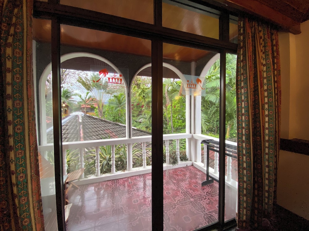 Tropica Bungalow Hotel 24/69