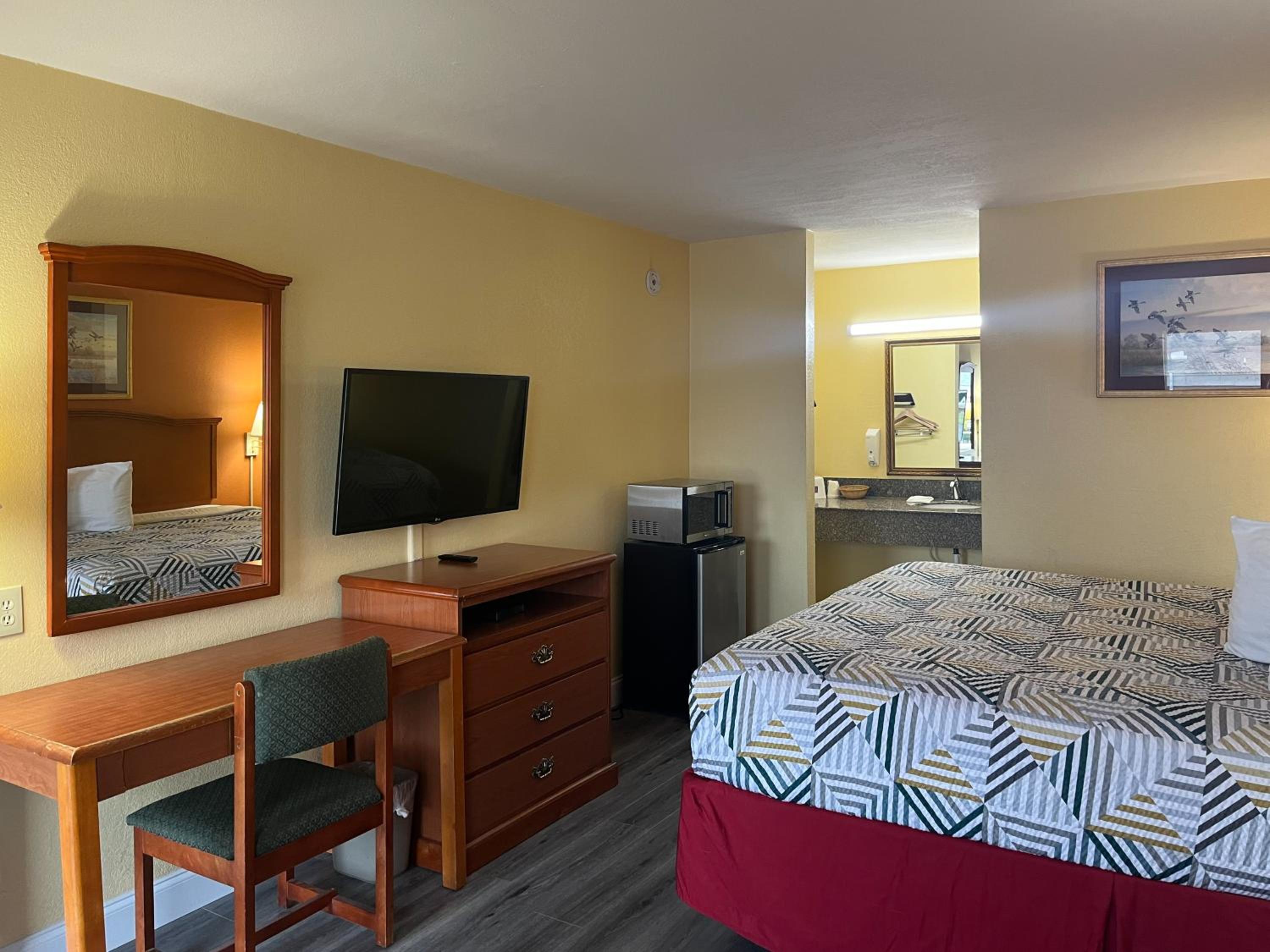 1 King Bed - Non-Smoking, Micfridge