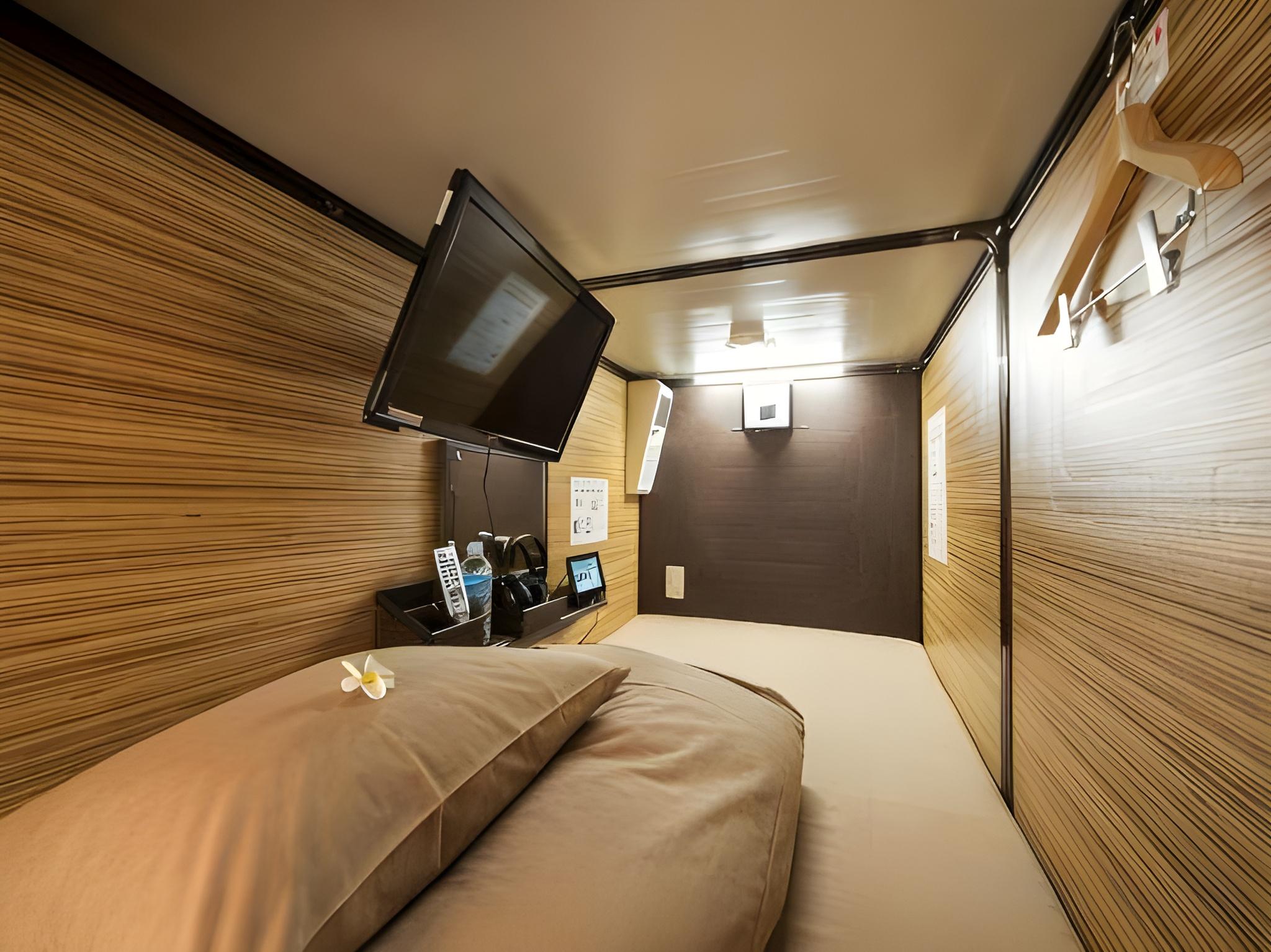 Capsule, Male Dorm, Low Floor