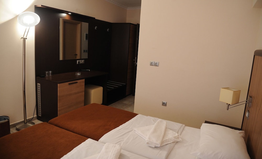 KAIAFAS LAKE HOTEL 14/67