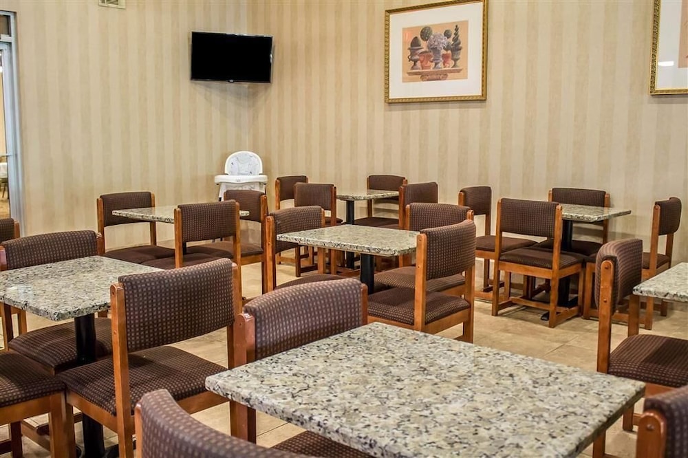 Rodeway Inn & Suites Youngstown 18/60