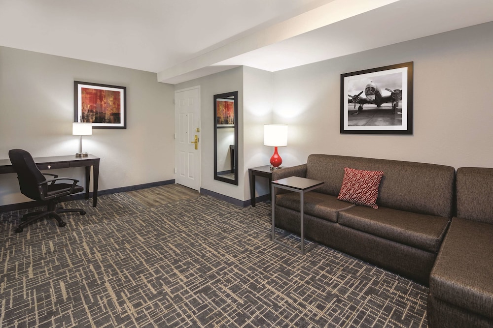 La Quinta Inn & Suites by Wyndham Atlanta Airport South 26/47